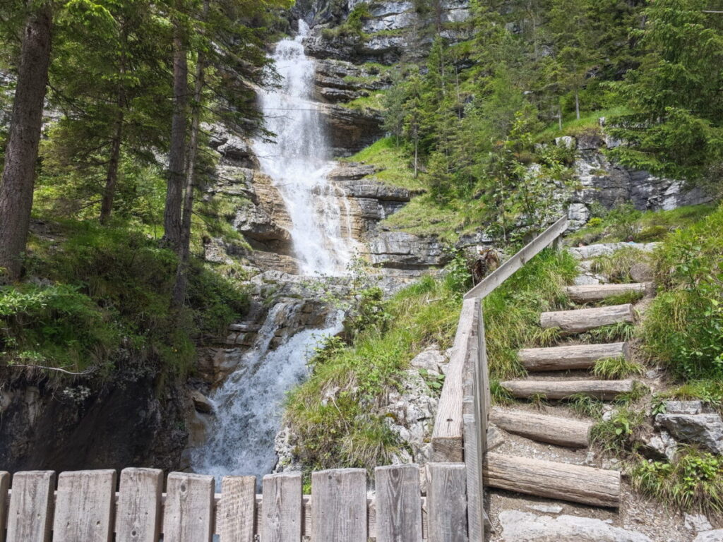 Häselgehr Wasserfall Wanderung - vom Schanzsteig hinauf über die Stufen ans Wasser