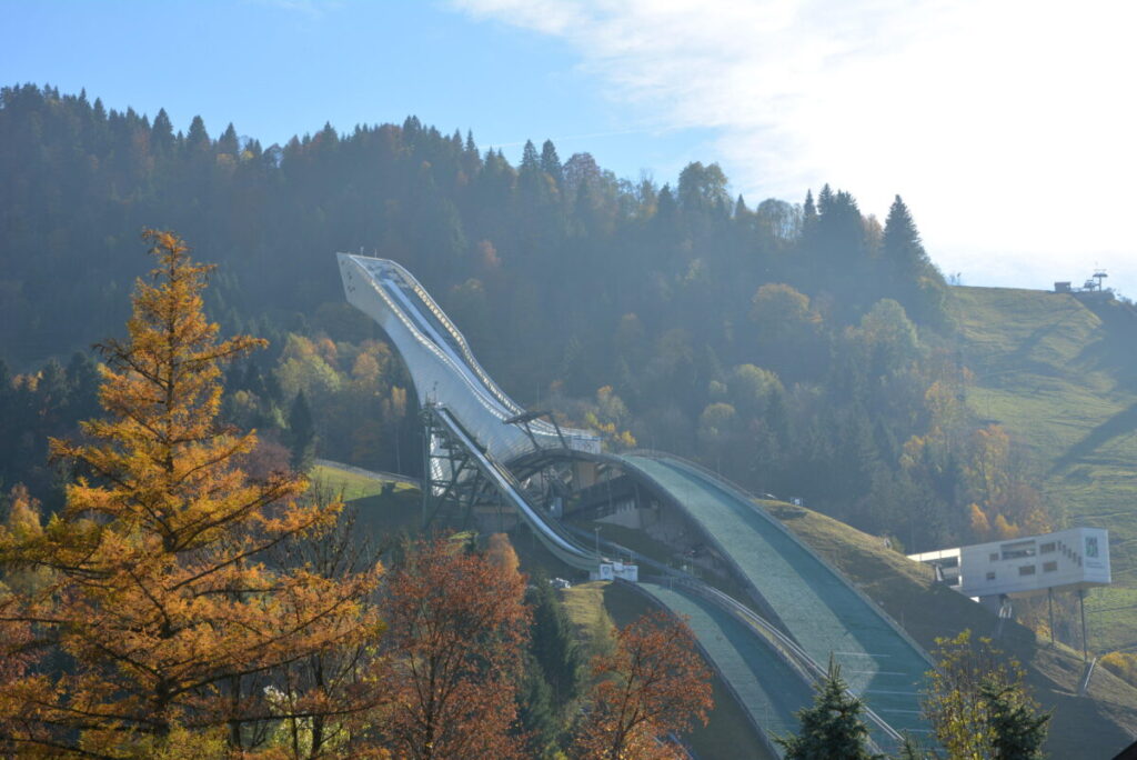 Die Skisprungschanze Garmisch Partenkirchen ist eine der Sehenswürdigkeiten beim Wettersteingebirge